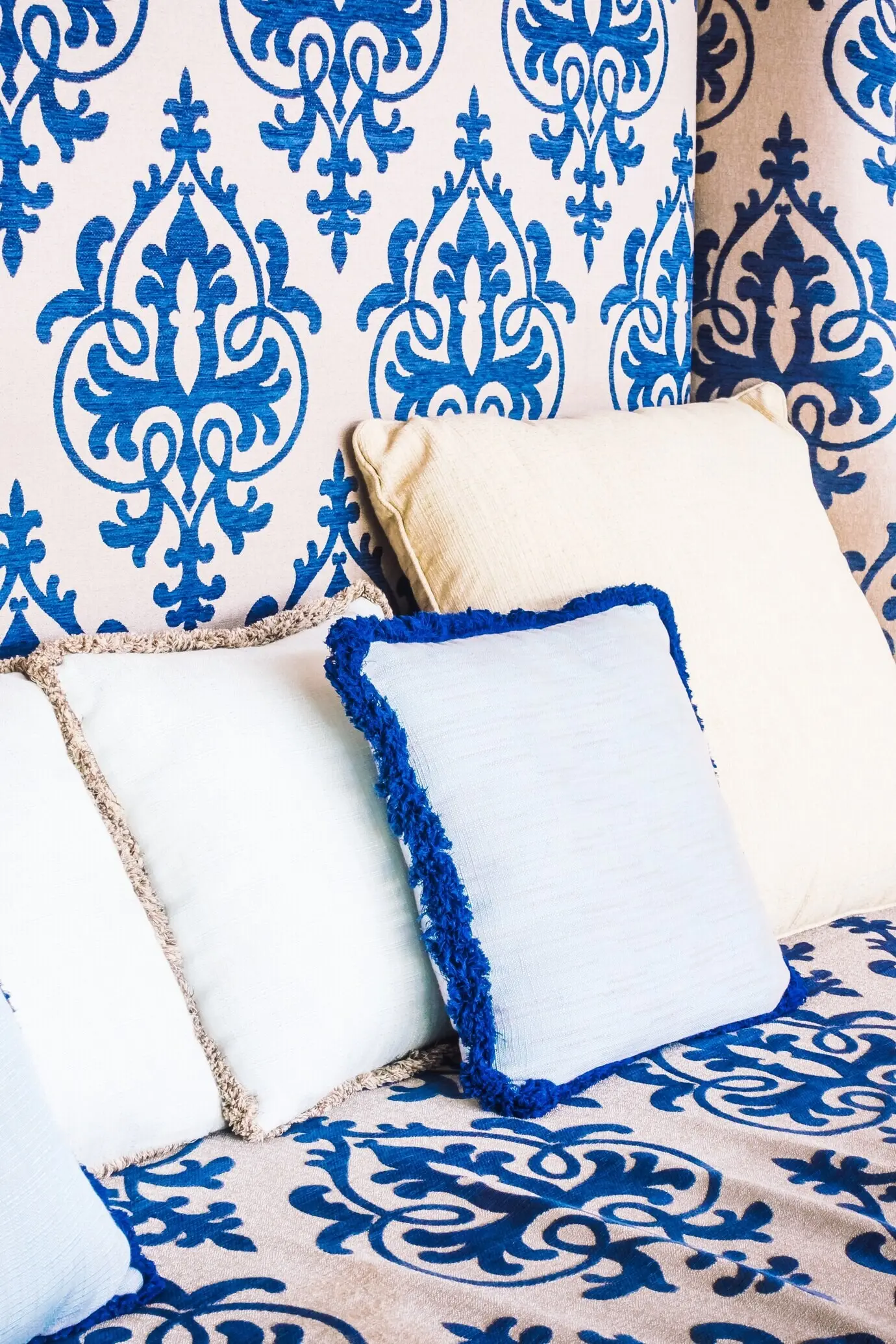 Ein Kissen auf dem Sofa und dem Stuhl